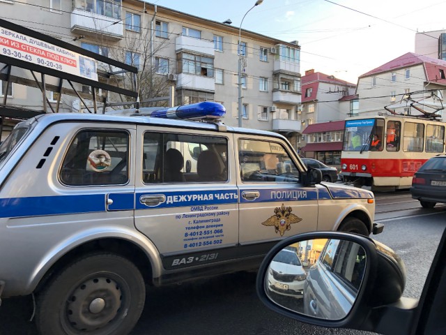 На Советском проспекте столкнулись полицейская машина и грузовик: движение трамваев заблокировано