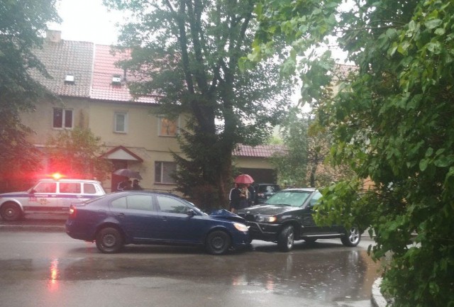 На улице Чекистов в Калининграде столкнулись БМВ и «Шкода»: пострадал 23-летний водитель