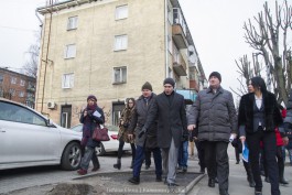Алиханов поручил «не размазывать деньги тонким слоем» при ремонте дворов в Калининграде