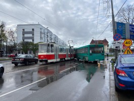 На Черняховского пассажирский автобус врезался в трамвай: движение в центр заблокировано (фото)