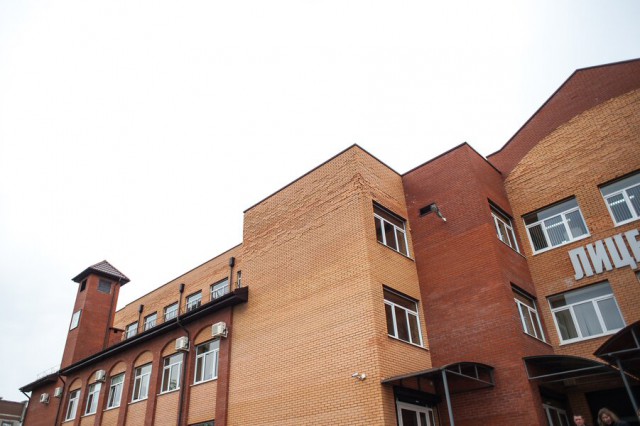 В Советске разрушается фасад построенной пять лет назад школы (фото)