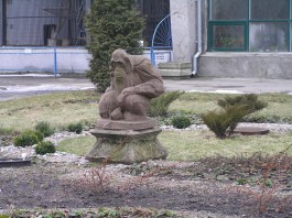 В калининградском зоопарке вернули на историческое место немецкую скульптуру орангутана (фото)