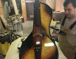 В Калининграде изготовили первую в мире янтарную виолончель
