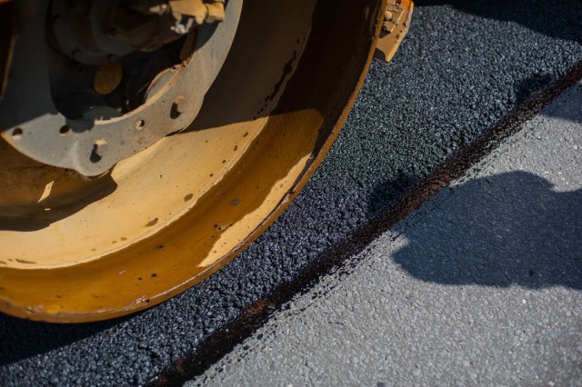 Власти ищут подрядчика для ремонта участка дороги на улице Дзержинского в Калининграде