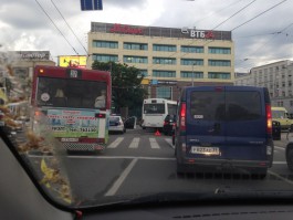 На ул. Черняховского столкнулись автобус и БМВ: движение в центре Калининграда затруднено