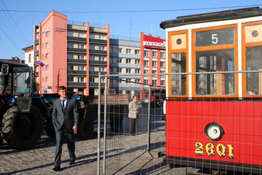 На центральной площади в Советске установили памятник тильзитскому трамваю (фото)