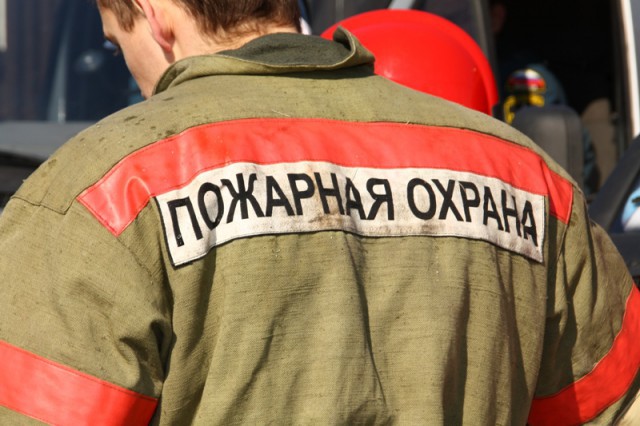 Из-за пожара на ул. Мукомольной в Калининграде из дома эвакуировали десять человек