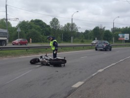 Мотоциклист без прав спровоцировал ДТП на выезде из Калининграда (фото)
