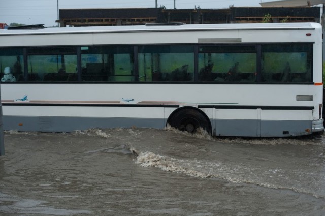 «Вода заходит в салоны»: в Калининграде автобусы пустили в объезд улицы Ломоносова из-за подтопления