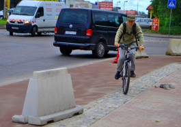 Рядом с Фридландскими воротами в Калининграде сделали велодорожку из красного асфальта (фото)