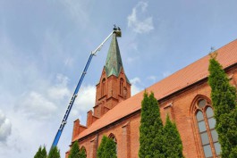 «С помощью МЧС и альпиниста»: в Краснознаменске отремонтировали старинный кованый крест на шпиле кирхи