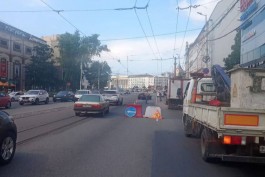 На Ленинском проспекте в Калининграде перекрыли две полосы из-за коммунальной аварии