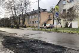 На улице Красной в Калининграде заделывают ямы перед капитальным ремонтом (фото)