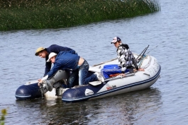 В Калининградском заливе застряла лодка с рыбаками