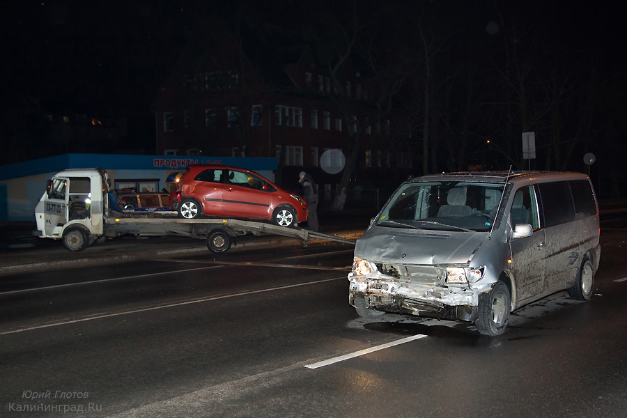 На ул. Невского водитель «Мерседеса» протаранил два автомобиля: пострадали четыре человека (фото)