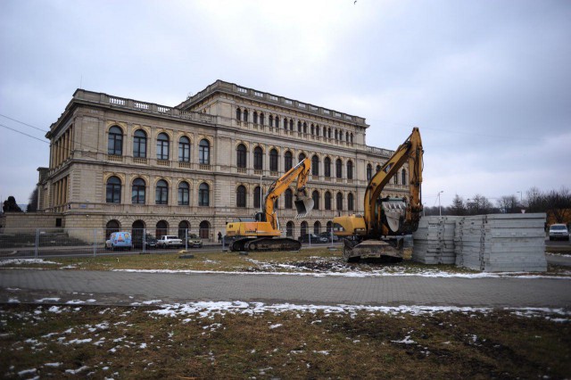 Власти Калининграда передали 375 тонн брусчатки для благоустройства площади у бывшего ДКМ