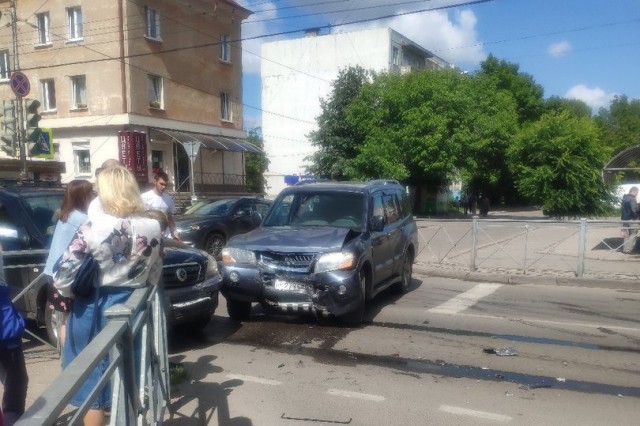 Возле рынка на улице Батальной столкнулись два внедорожника: движение затруднено