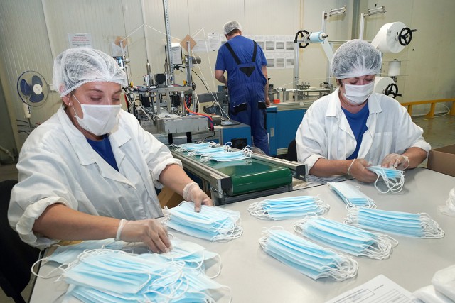В Калининградской области запустили производство одноразовых масок