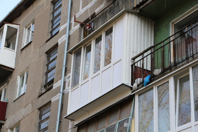 «Чтобы крышу не снесло»: кто в Калининграде может застеклить балкон даже на последнем этаже?