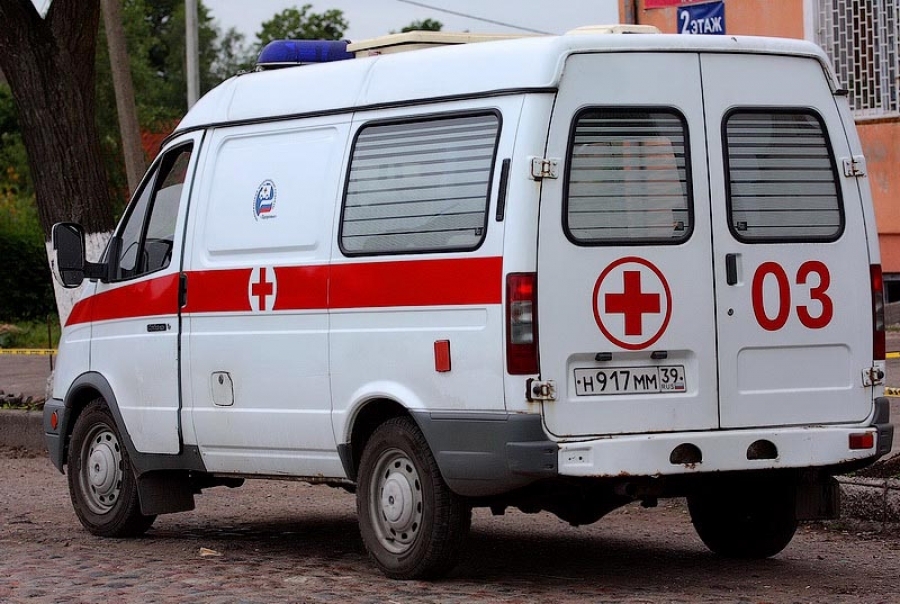 В Калининграде машина скорой помощи попала в открытый дорожный люк: пострадал 3-летний ребёнок (фото)