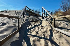 &laquo;Засыпает всё на своём пути&raquo;: учёный объяснил, почему лестницы через авандюну в Зеленоградске занесло песком