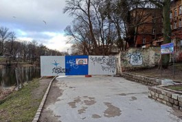 В Калининграде решили оставить забор рядом с бывшим заводом &laquo;Система&raquo; на набережной Нижнего озера