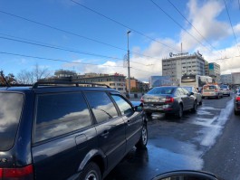 На эстакадном мосту в Калининграде столкнулись три автомобиля