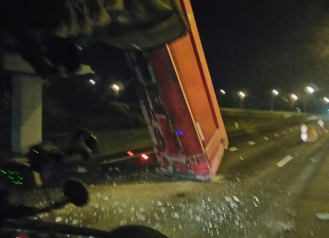 На трассе Калининград — Нестеров грузовик кузовом зацепился за мост