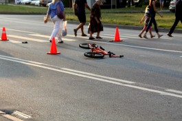 На пешеходном переходе на ул. Куйбышева водитель БМВ сбил велосипедиста (фото)