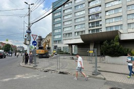 На Ленинском проспекте приступили к ремонту тротуара возле гостиницы &laquo;Калининград&raquo; (фото)