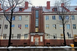 На улице Озерова в Калининграде завершают ремонт дома-памятника с барельефами  (фото)