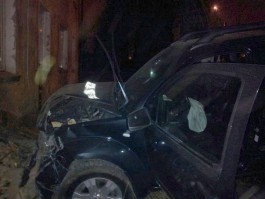 На ул. Нансена в Калининграде «Ниссан» врезался в дом, уходя от погони ДПС (фото) (фото)