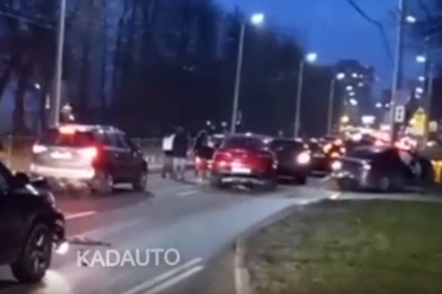 Очевидцы: На Горького в Калининграде столкнулись шесть машин, образовалась огромная пробка