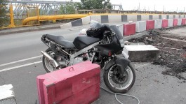 На мосту в районе Южного вокзала мотоциклист вылетел за ограждение (фото)