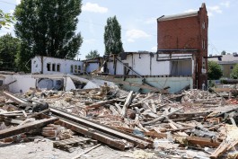 «В зоне охраны»: на проспекте Калинина в Калининграде снесли немецкие казармы (фото)