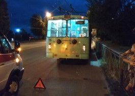 В Калининграде в салоне троллейбуса упала пенсионерка