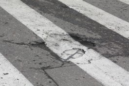В центре Калининграда дорожники нарисовали «зебру» на яме (фото)