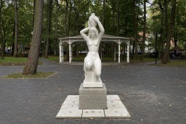 «Упрощённая копия и носатые сфинксы»: как выглядят новые скульптуры в Лиственничном парке Светлогорска
