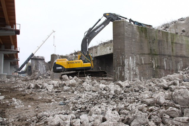 Источник: Опору Берлинского моста в Калининграде обрушил экскаватор
