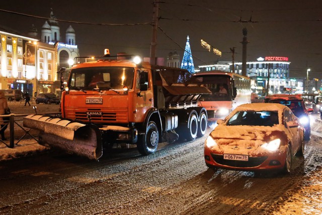 На уборку улиц Калининграда от снега выпускают более 80 единиц техники