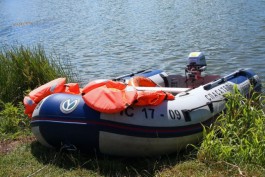 Спасатели вытащили из Калининградского залива лодку с двумя рыбаками