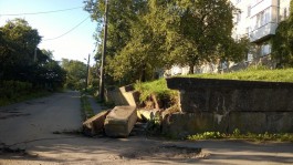 На улице Садовой в Калининграде бетонные блоки упали на тротуар