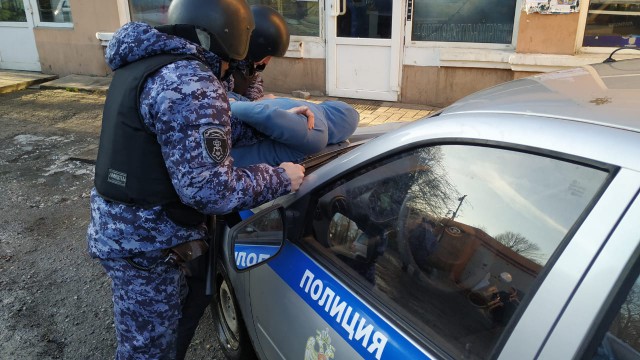 В Калининграде задержали мужчин, которые сливали бензин из припаркованных автомобилей