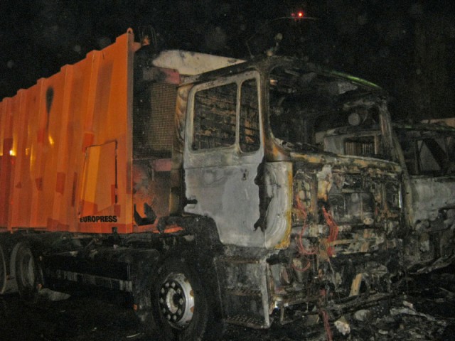 Ночью неизвестные сожгли в Калининграде четыре мусоровоза (фото)