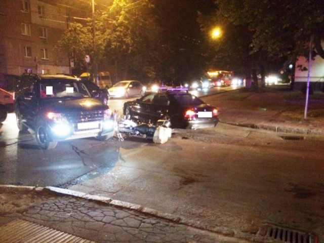 На улице Батальной в Калининграде автомобиль «Митсубиси» сбил мотоциклиста с пассажиром