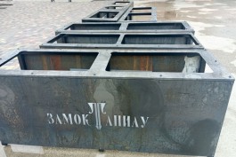 На территории замка Тапиау в Гвардейске установили брендированные вазоны