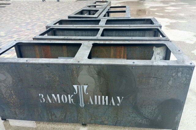 На территории замка Тапиау в Гвардейске установили брендированные вазоны