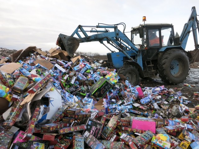 На полигоне под Калининградом уничтожили 9,5 тысяч детских игрушек (фото)