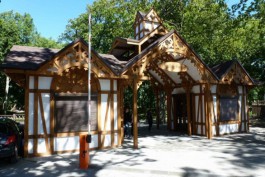 В парке Зеленоградска реконструируют центральный вход и общественный туалет