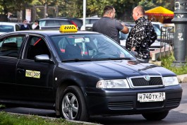 На ул. Димитрова в Калининграде задержали таксиста без лицензии на автомобиле с поддельными документами и номерами 